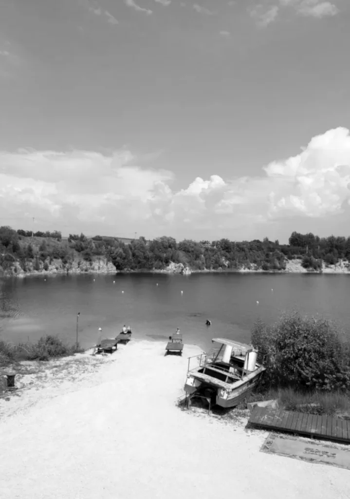 POZNAŃ’S SECRET SUMMER SPOT: CLIFF JUMPS, TURQUOISE WATER, PURE CHAOS